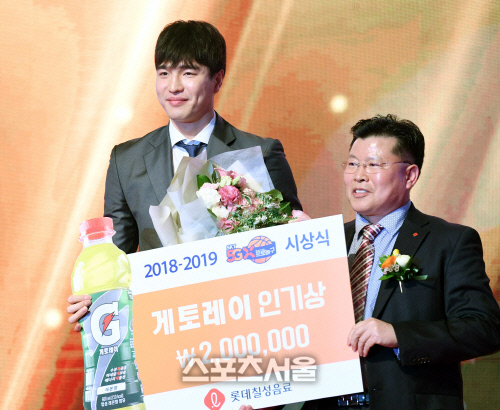 프로농구시상식 인기상 김종규[포토]