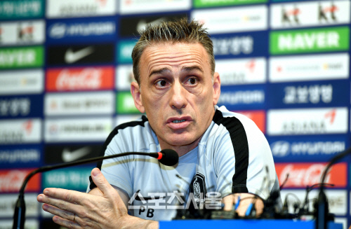 [포토]취재진의 질문에 답하는 벤투 감독