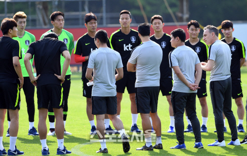 [포토]훈련 내용 설명하는 벤투 감독