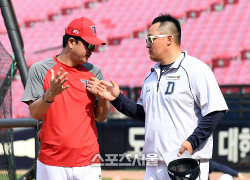 [포토]인사 나누는 조인성-홍세완 코치