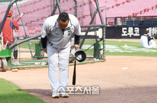 [포토]조인성 코치, 박흥식 대행을 향해...
