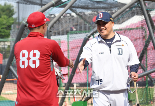 [포토]조인성-정성훈 코치, 반갑게 악수로