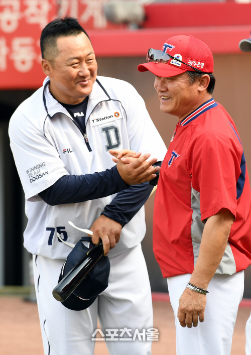 [포토]환한 미소로 인사 나누는 박흥식 대행과 조인성 코치