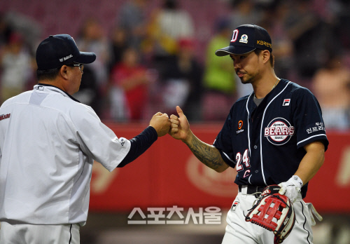 [포토]2연승 김태형 감독, 오재원과 하이파이브