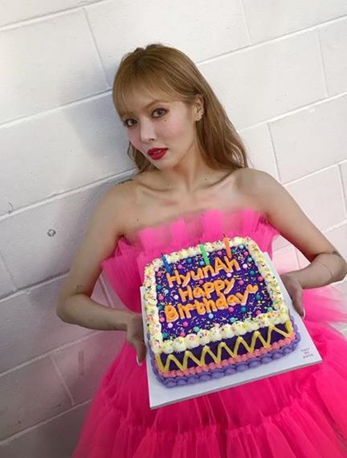 현아, 핫핑크 드레스 차림으로 생일 미리 자축 "고맙습니다"[★SNS]