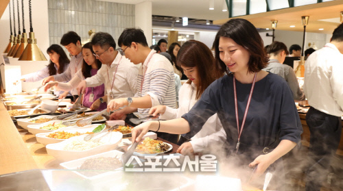 사진(1) 그린테리아 셀렉션 배식 모습