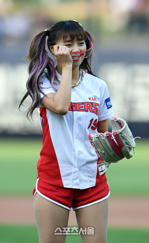 [포토]치어리더 김지혜, 일단 양현종 안경부터 끼고