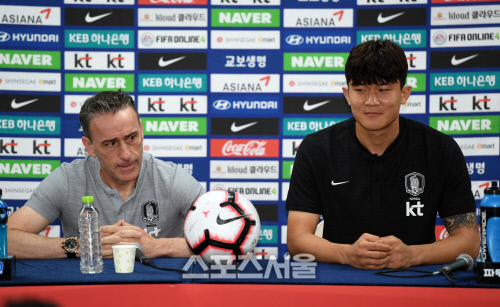 [포토]호주전 앞두고 공식 기자회견 하는 벤투 감독과 김민재