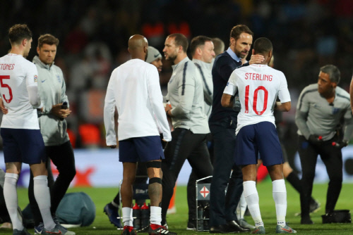 캐러거·네빌의 비판 "잉글랜드 수비진의 어리석은 결정, 스스로를 무너뜨렸다"