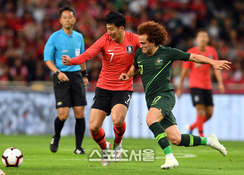 [포토]치열한 볼다툼 벌이는 손흥민