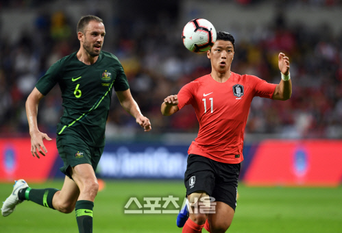 [포토]황희찬, 이 공은 내 거야!