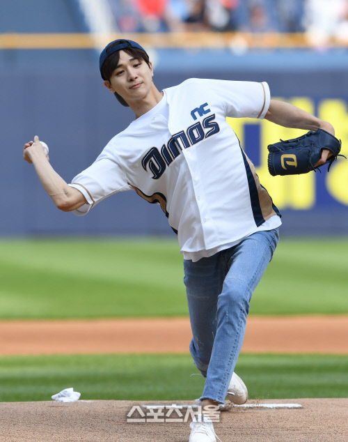 [포토]박민우 후배 배우 박상남, 창원NC파크 시구