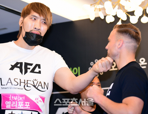 AFC 12 계체에서 도발하는 최홍만, 젊은 선수에게 안 좋은 경험을 선사하리[포토]