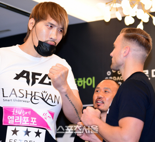 강렬한 시선을 내뿜는 최홍만, 나를 감당할 수 있겠어?[포토]