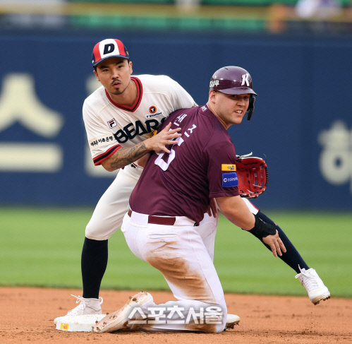 [포토] 오재원-샌즈 '1루는 어떻게 됐지?'