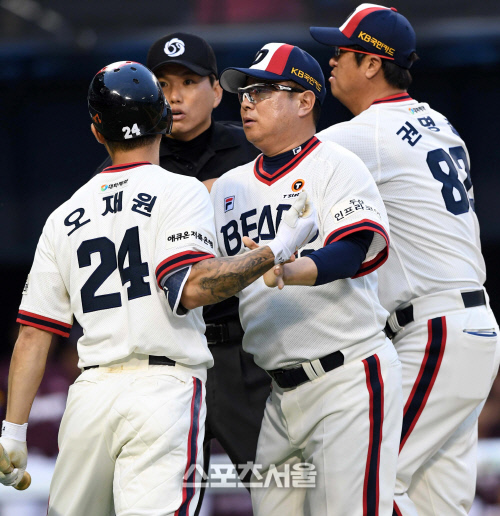 [포토] 판정에 항의하는 오재원, '퇴장'