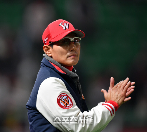 2-0 승리에 박수치는 염경엽 감독[포토]