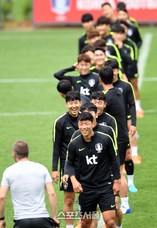 [포토] 이란과 평가전 앞둔 축구대표팀 '화기애애한 훈련 분위기'