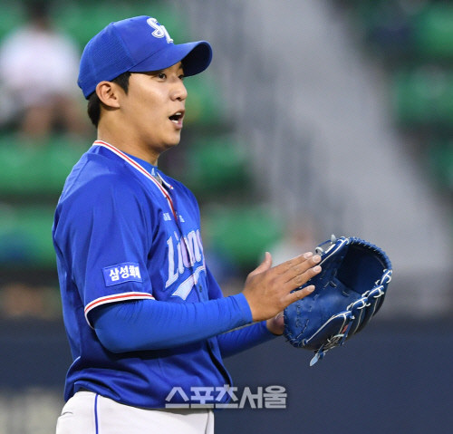 [포토] 삼성 원태인, 야수 호수비에...박수로 화답!