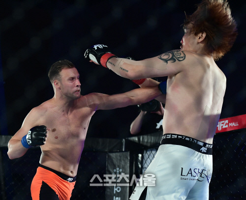 49초만에 KO패한 최홍만, 이렇다할 펀치도 못 날리고 치욕의 4연패 기록!