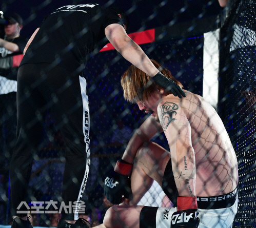 '비참한 49초 KO패' 최홍만, 안타까운 팬들...이제는 그를 내려 보내야 할 때!