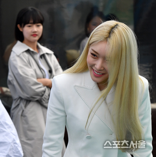 먼발치에서 청하 지켜보는 청하 매니저[포토]