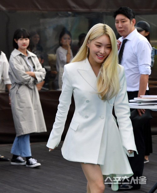 먼발치에서 청하 지켜보는 청하 매니저[포토]