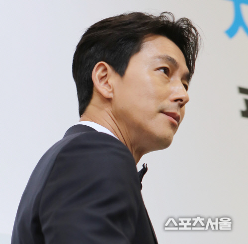 정우성, 세계 난민 봉사 에세이 20일 발간...인세 전액 기부