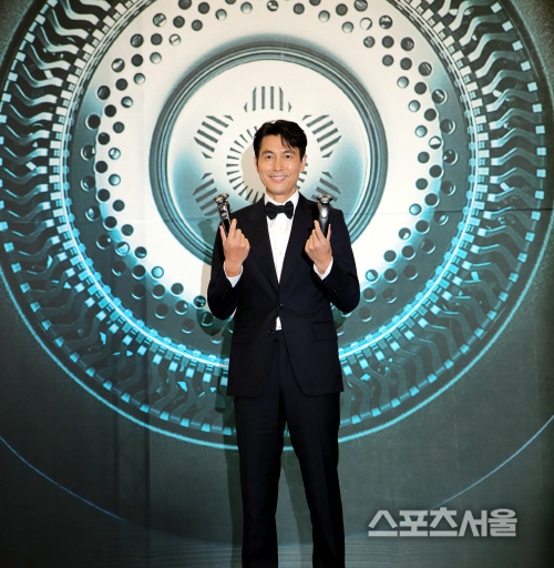 [포토] 배우 정우성, 총 대신 면도기를~?