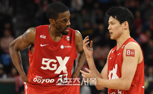 [포토] 김선형-헤인즈, 모비스 잡으려면 말이지...