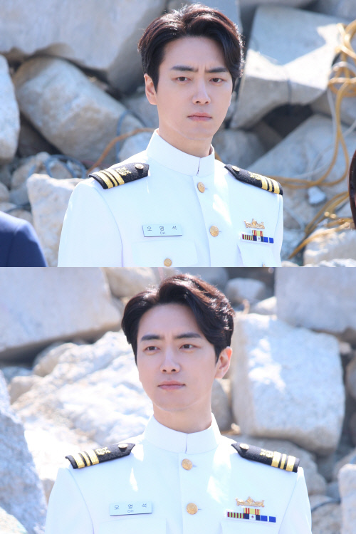 [사진] tvN \'60일, 지정생존자\' 이준혁 포스터 비하인드(1)