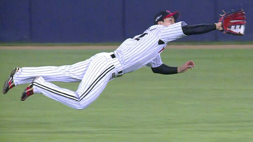 LG 이천웅 다이빙 캐치, 6월 둘째 주 ADT캡스플레이 선정