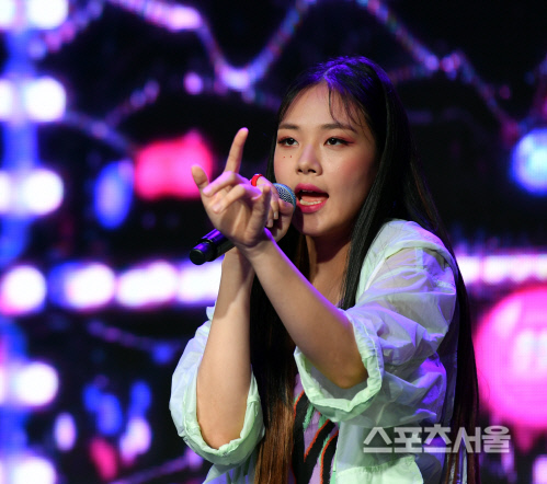 데뷔 비비(BIBI), 신인 같지 않은 무대매너[포토]