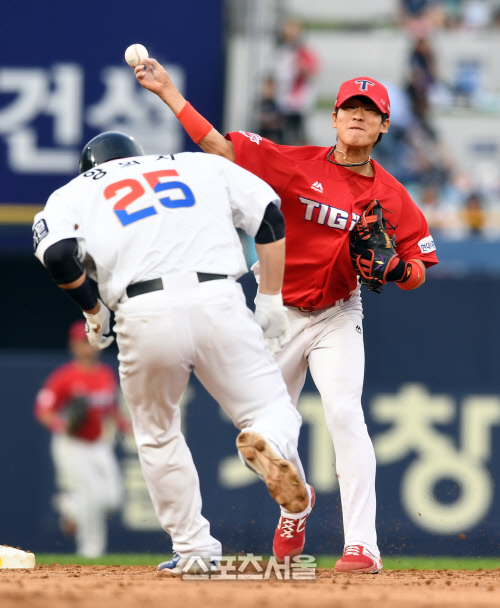 [포토]KIA 유격수 박찬호, 병살 만들고 싶은데...