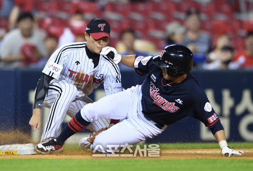 [포토]전준우, 3루 항햔 과감한 베이스 러닝