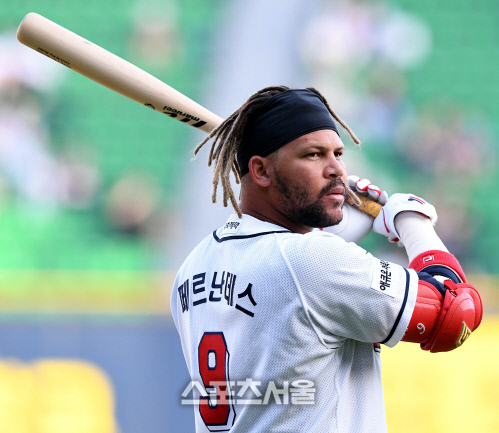 [포토] 두산 페르난데스, 방망이...달궈볼까?