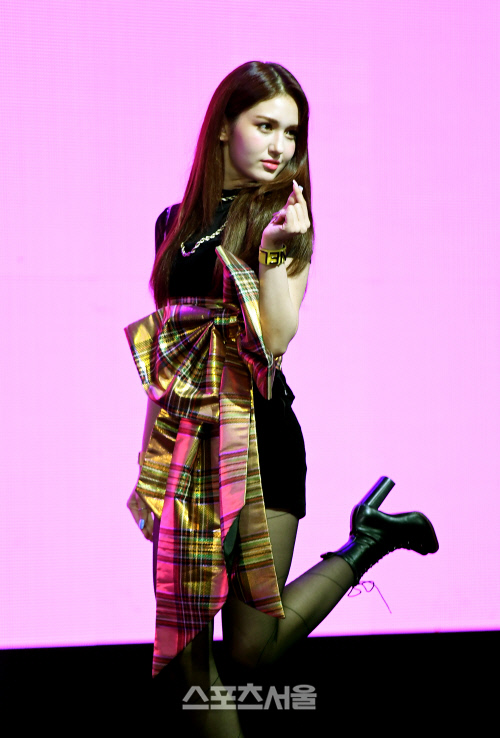 [포토]솔로 데뷔 쇼케이스, 포즈 취하는 전소미