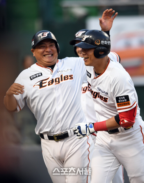 [포토]최진행의 만루 홈런 축하하는 최진행