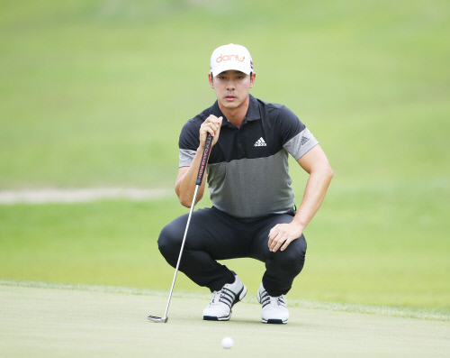 10번홀 퍼팅 라인을 살피는 홍순상