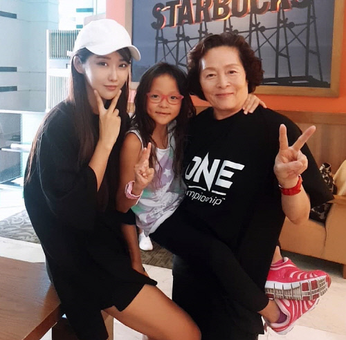 아빠 추성훈을 응원하러 상하이까지 날아온 '사랑이' 추사랑, "우리아빠, 이겨라!"
