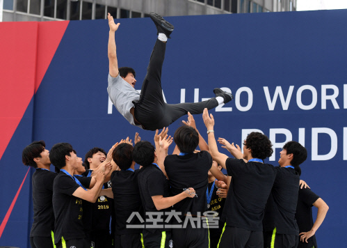 [포토] U-20 선수들이 쏘아 올린 정정용 감독