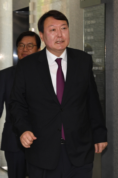 文 파격 인사 단행한 차기 검찰총장 후보 윤석열 지검장은 누구?