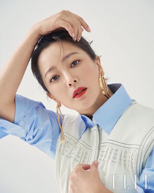 김희선 "오랜 기간 사랑받는 비결? 솔직한 모습" (화보)