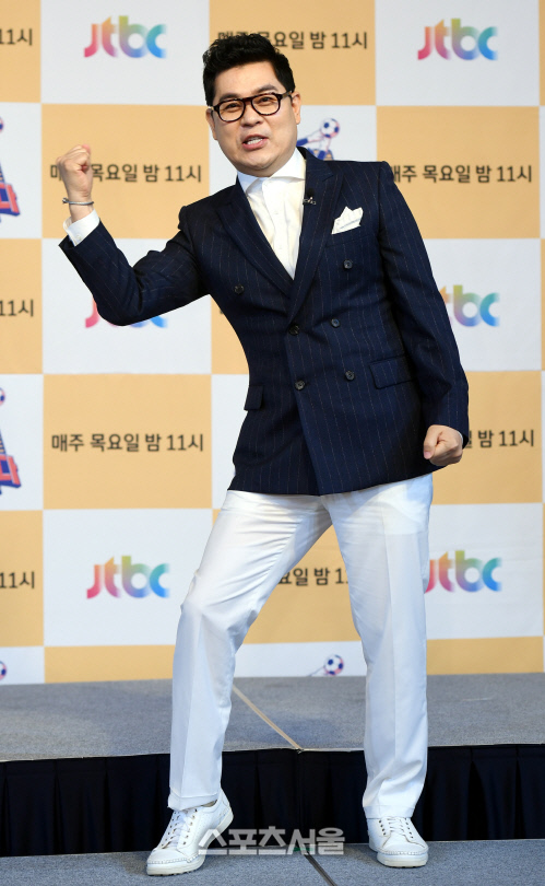 [포토] 김용만 '뭉쳐야 찬다' 화이팅!