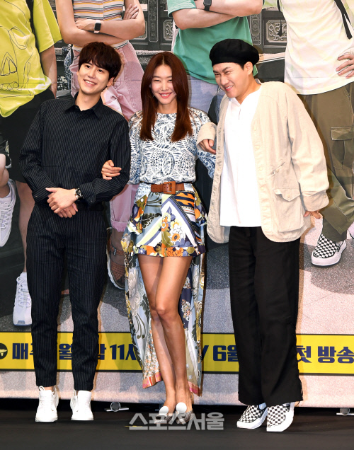 [포토]이용진, 한혜진 키 맞추려 까치발까지...