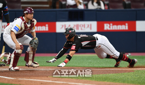 [포토]선취 득점에 성공하는 KT 황재균