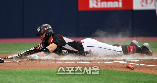 [포토]선취 득점 올리는 황재균의 홈 슬라이딩