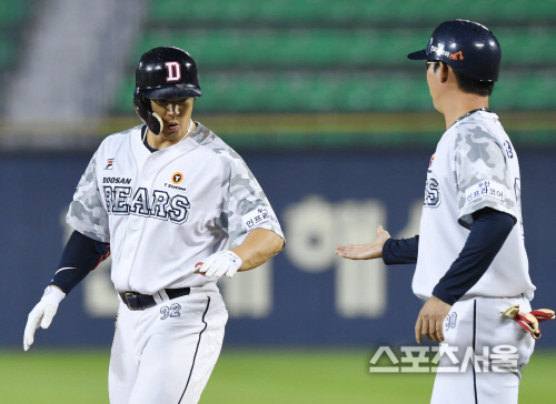 [포토] 두산 김재환, 룰루랄라~ 2타점 적시타 출루!