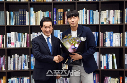 안병용 의정부시장, 이재익 축구선수 격려