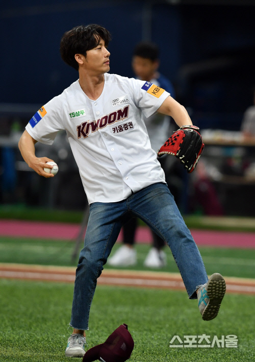 기태영 '모자 벗고 강속구![포토]